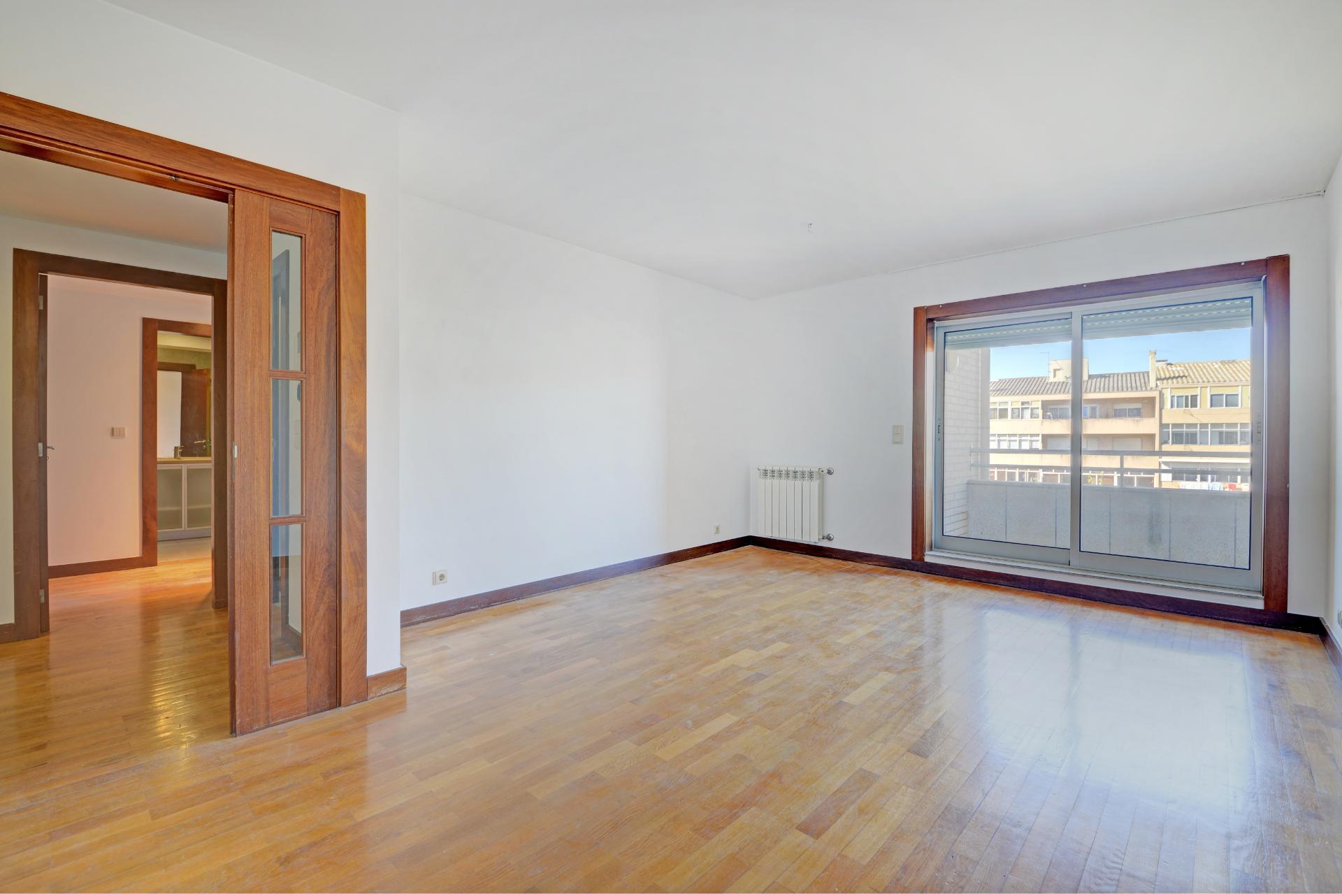Apartamento T1+1 com Varanda e Garagem - Zona da Foz / Campo Alegre, Porto