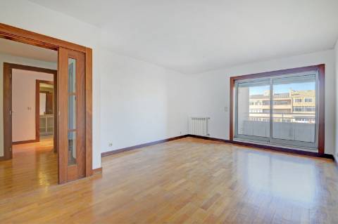 Apartamento T1+1 com Varanda e Garagem - Zona da Foz / Campo Alegre, Porto