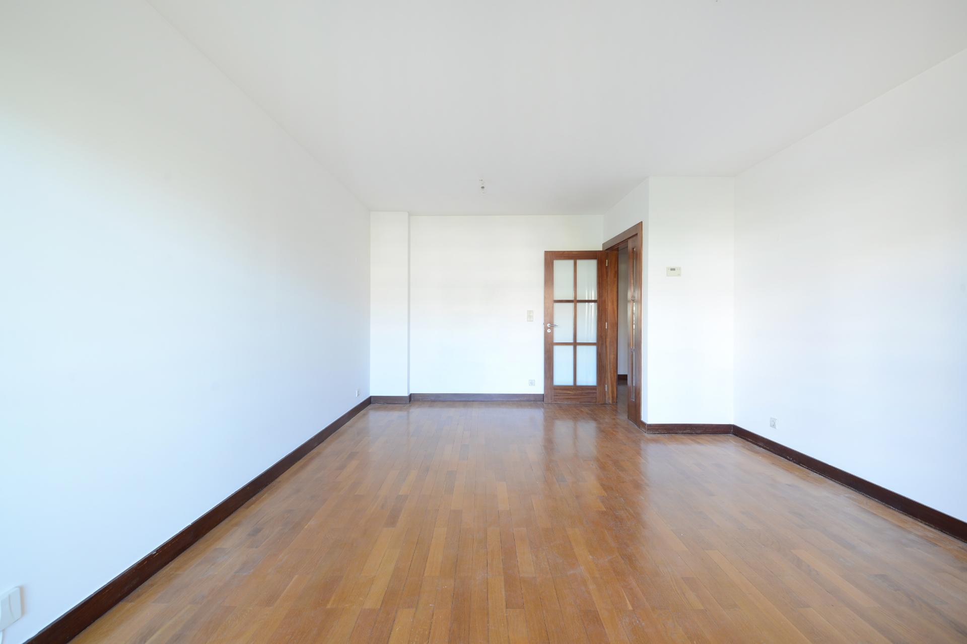 Apartamento T1+1 com Varanda e Garagem - Zona da Foz / Campo Alegre, Porto