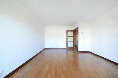 Apartamento T1+1 com Varanda e Garagem - Zona da Foz / Campo Alegre, Porto