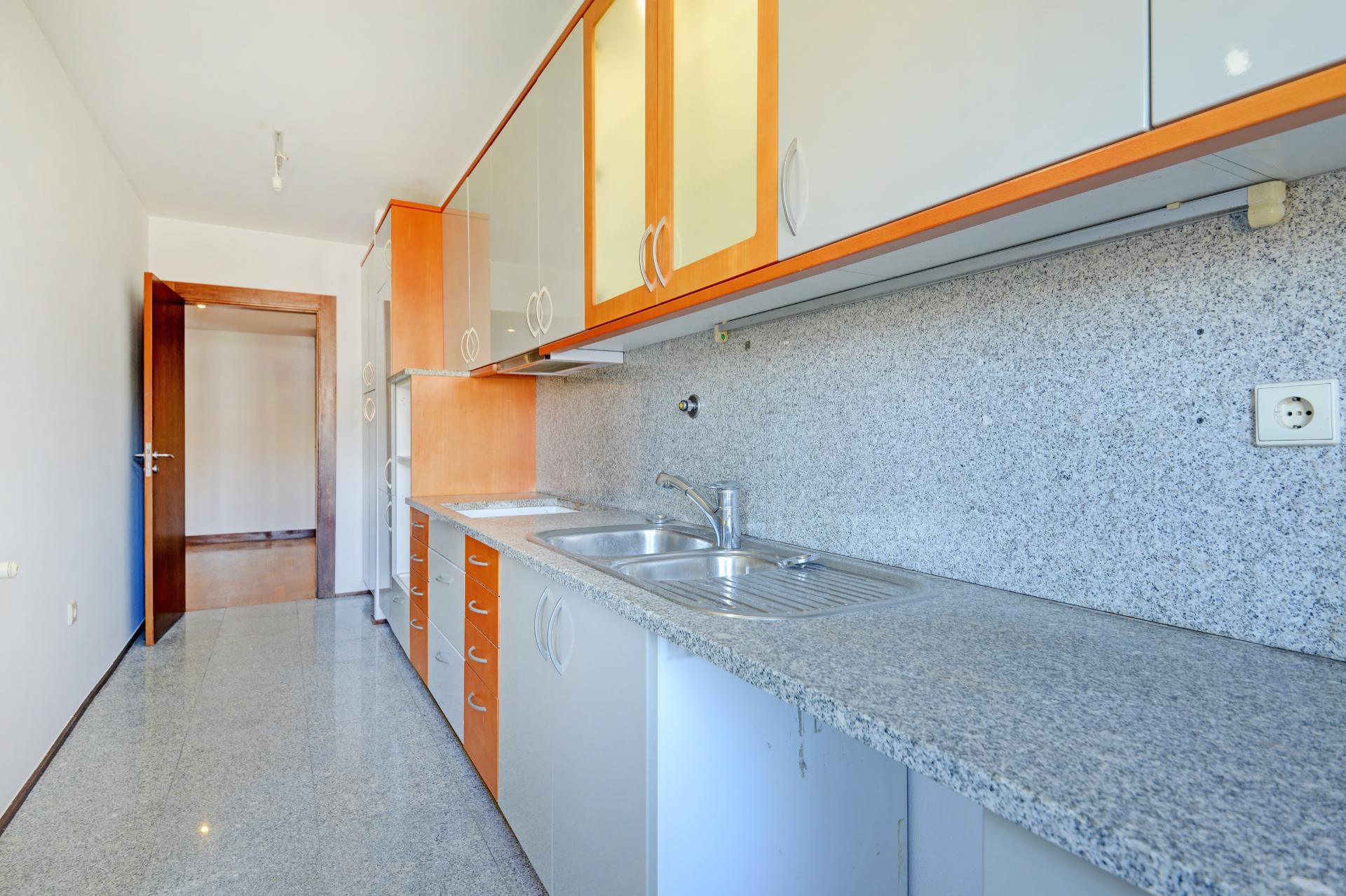 Apartamento T1+1 com Varanda e Garagem - Zona da Foz / Campo Alegre, Porto