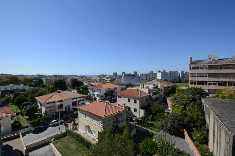 Apartamento T1+1 com Varanda e Garagem - Zona da Foz / Campo Alegre, Porto