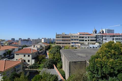 Apartamento T1+1 com Varanda e Garagem - Zona da Foz / Campo Alegre, Porto