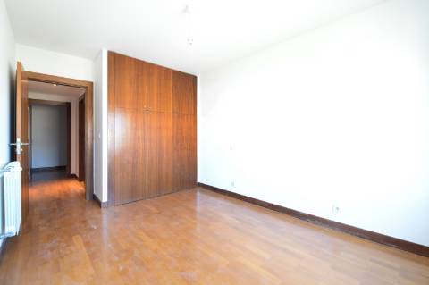 Apartamento T1+1 com Varanda e Garagem - Zona da Foz / Campo Alegre, Porto