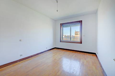 Apartamento T1+1 com Varanda e Garagem - Zona da Foz / Campo Alegre, Porto