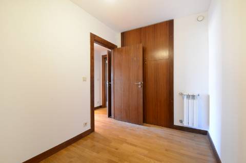 Apartamento T1+1 com Varanda e Garagem - Zona da Foz / Campo Alegre, Porto