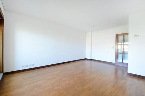 Apartamento T1+1 com Varanda e Garagem - Zona da Foz / Campo Alegre, Porto