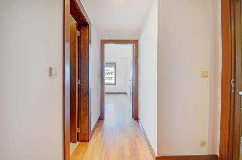 Apartamento T1+1 com Varanda e Garagem - Zona da Foz / Campo Alegre, Porto