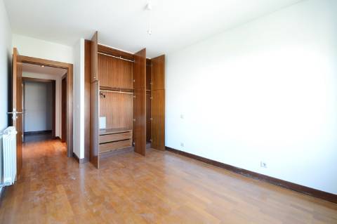 Apartamento T1+1 com Varanda e Garagem - Zona da Foz / Campo Alegre, Porto