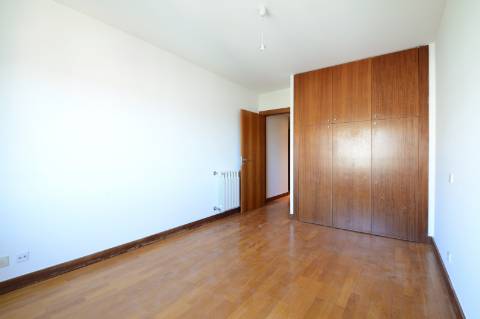 Apartamento T1+1 com Varanda e Garagem - Zona da Foz / Campo Alegre, Porto