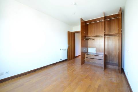 Apartamento T1+1 com Varanda e Garagem - Zona da Foz / Campo Alegre, Porto