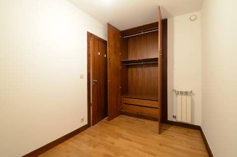 Apartamento T1+1 com Varanda e Garagem - Zona da Foz / Campo Alegre, Porto