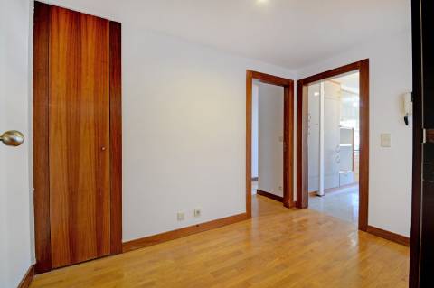 Apartamento T1+1 com Varanda e Garagem - Zona da Foz / Campo Alegre, Porto