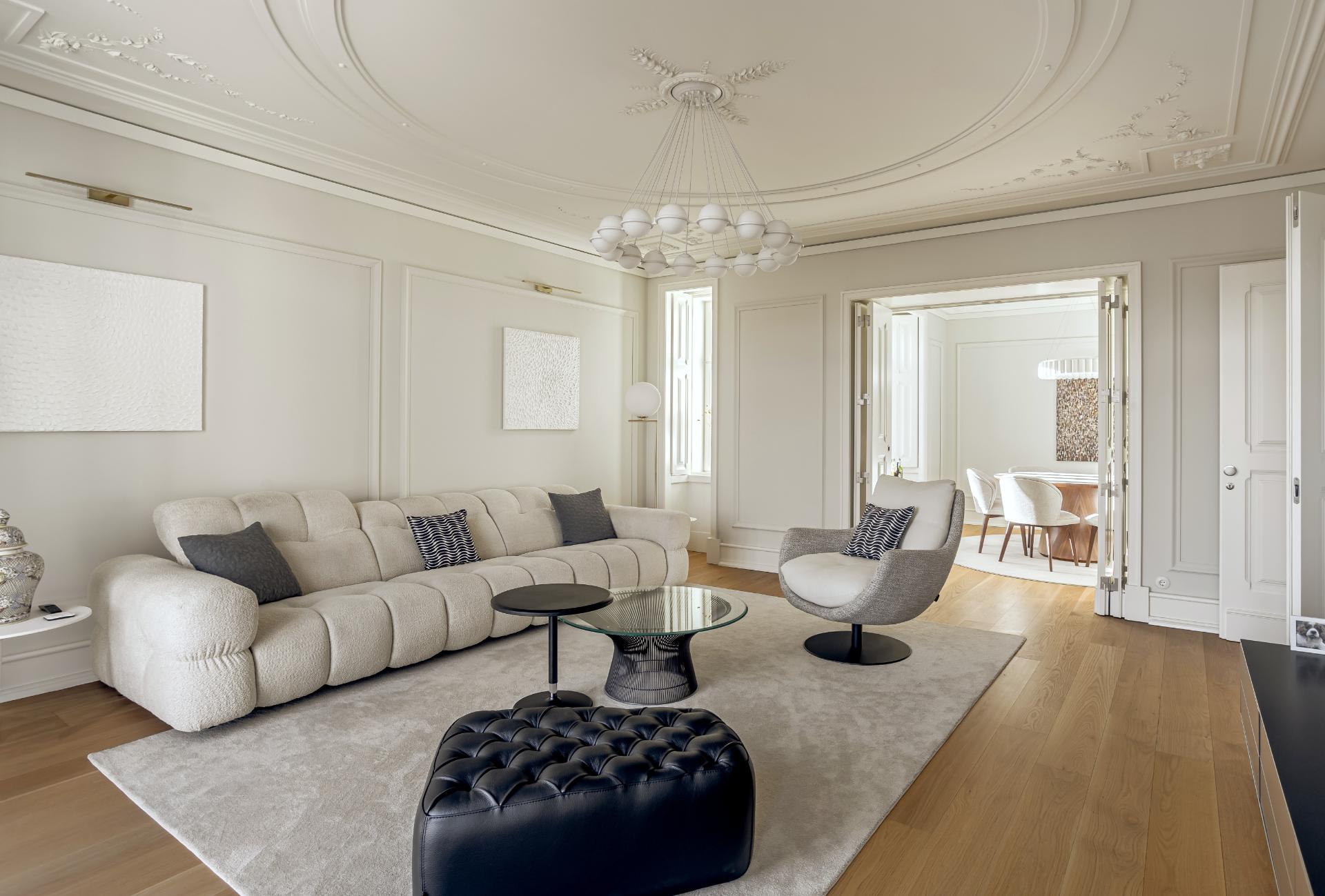 Apartamento T5 de luxo, com varanda, seis lugares de garagem e serviço de concierge localizado no coração do Saldanha, em Lisboa.