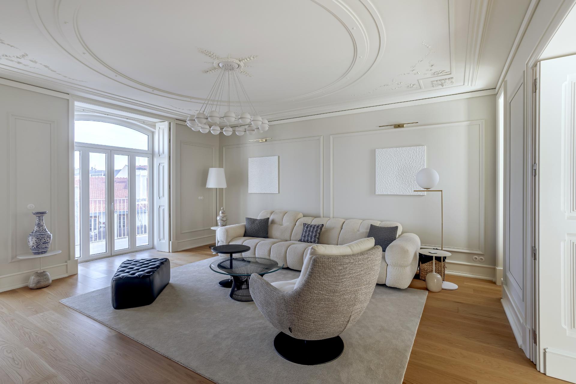 Apartamento T5 de luxo, com varanda, seis lugares de garagem e serviço de concierge localizado no coração do Saldanha, em Lisboa.