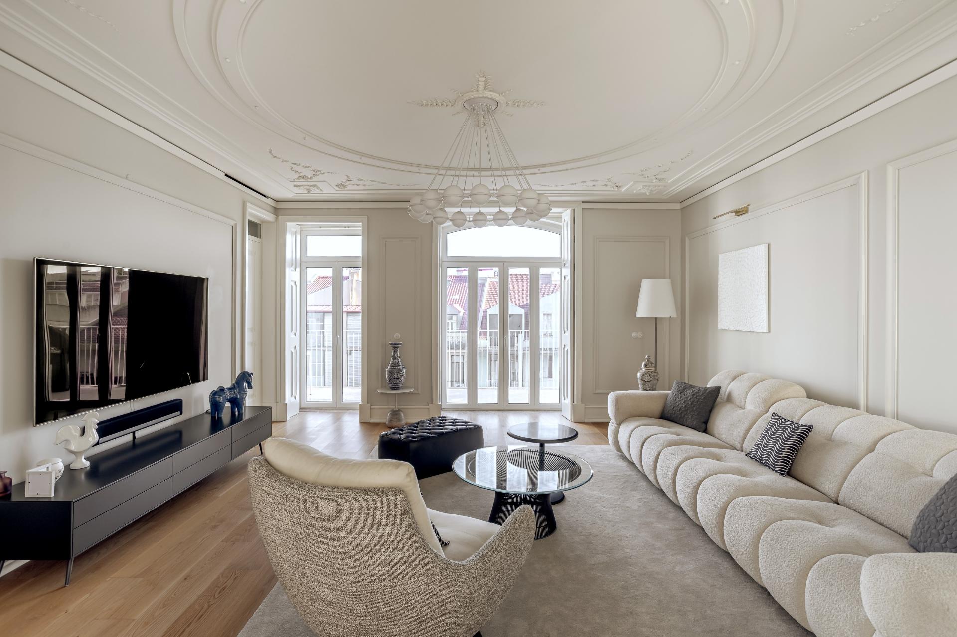 Apartamento T5 de luxo, com varanda, seis lugares de garagem e serviço de concierge localizado no coração do Saldanha, em Lisboa.