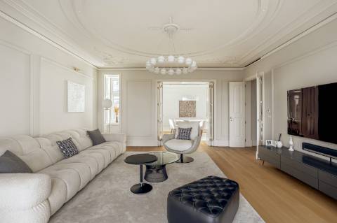 Apartamento T5 de luxo, com varanda, seis lugares de garagem e serviço de concierge localizado no coração do Saldanha, em Lisboa.