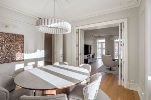 Apartamento T5 de luxo, com varanda, seis lugares de garagem e serviço de concierge localizado no coração do Saldanha, em Lisboa.