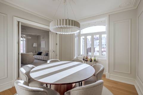 Apartamento T5 de luxo, com varanda, seis lugares de garagem e serviço de concierge localizado no coração do Saldanha, em Lisboa.