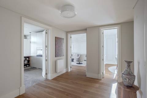 Apartamento T5 de luxo, com varanda, seis lugares de garagem e serviço de concierge localizado no coração do Saldanha, em Lisboa.