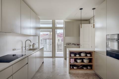 Apartamento T5 de luxo, com varanda, seis lugares de garagem e serviço de concierge localizado no coração do Saldanha, em Lisboa.