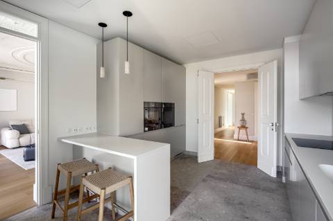 Apartamento T5 de luxo, com varanda, seis lugares de garagem e serviço de concierge localizado no coração do Saldanha, em Lisboa.