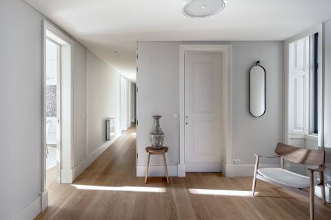 Apartamento T5 de luxo, com varanda, seis lugares de garagem e serviço de concierge localizado no coração do Saldanha, em Lisboa.