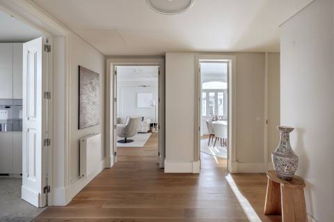 Apartamento T5 de luxo, com varanda, seis lugares de garagem e serviço de concierge localizado no coração do Saldanha, em Lisboa.