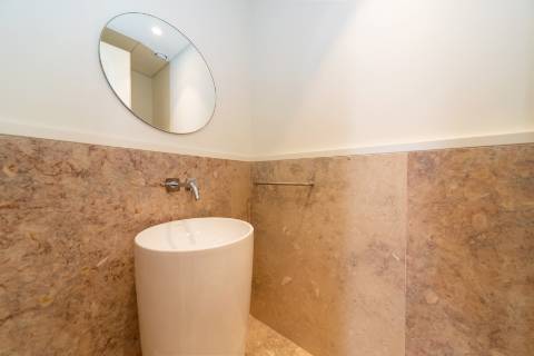 Apartamento T5 de luxo, com varanda, seis lugares de garagem e serviço de concierge localizado no coração do Saldanha, em Lisboa.