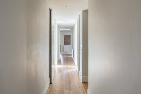 Apartamento T5 de luxo, com varanda, seis lugares de garagem e serviço de concierge localizado no coração do Saldanha, em Lisboa.