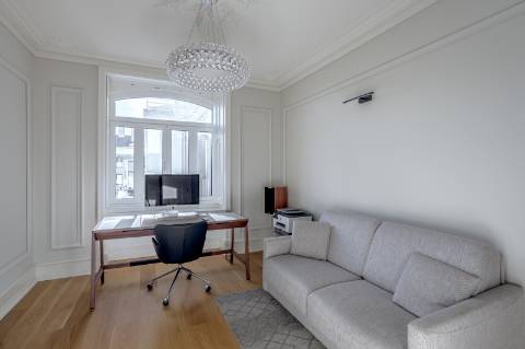 Apartamento T5 de luxo, com varanda, seis lugares de garagem e serviço de concierge localizado no coração do Saldanha, em Lisboa.