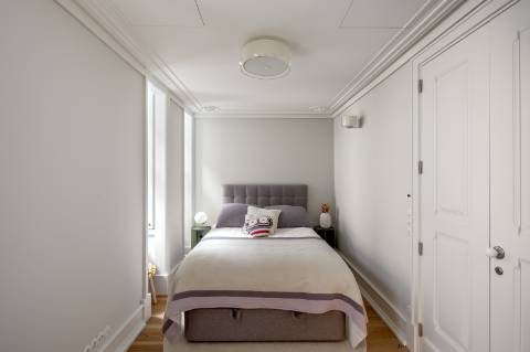 Apartamento T5 de luxo, com varanda, seis lugares de garagem e serviço de concierge localizado no coração do Saldanha, em Lisboa.