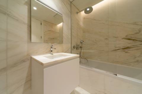 Apartamento T5 de luxo, com varanda, seis lugares de garagem e serviço de concierge localizado no coração do Saldanha, em Lisboa.