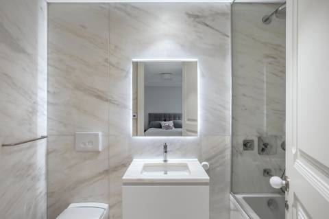 Apartamento T5 de luxo, com varanda, seis lugares de garagem e serviço de concierge localizado no coração do Saldanha, em Lisboa.