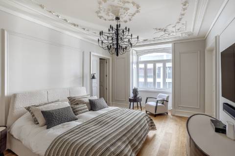 Apartamento T5 de luxo, com varanda, seis lugares de garagem e serviço de concierge localizado no coração do Saldanha, em Lisboa.