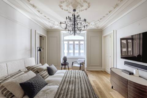 Apartamento T5 de luxo, com varanda, seis lugares de garagem e serviço de concierge localizado no coração do Saldanha, em Lisboa.