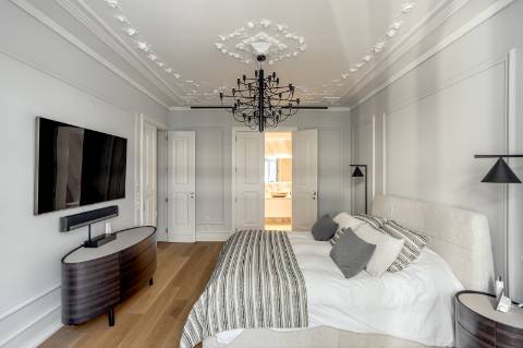 Apartamento T5 de luxo, com varanda, seis lugares de garagem e serviço de concierge localizado no coração do Saldanha, em Lisboa.