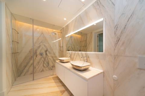 Apartamento T5 de luxo, com varanda, seis lugares de garagem e serviço de concierge localizado no coração do Saldanha, em Lisboa.