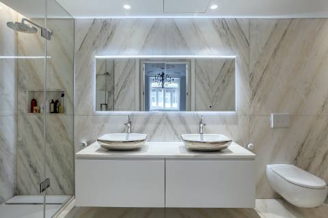 Apartamento T5 de luxo, com varanda, seis lugares de garagem e serviço de concierge localizado no coração do Saldanha, em Lisboa.