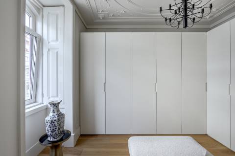 Apartamento T5 de luxo, com varanda, seis lugares de garagem e serviço de concierge localizado no coração do Saldanha, em Lisboa.