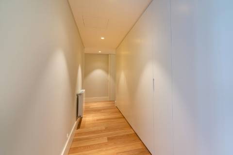 Apartamento T5 de luxo, com varanda, seis lugares de garagem e serviço de concierge localizado no coração do Saldanha, em Lisboa.