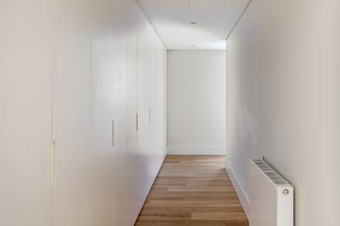 Apartamento T5 de luxo, com varanda, seis lugares de garagem e serviço de concierge localizado no coração do Saldanha, em Lisboa.