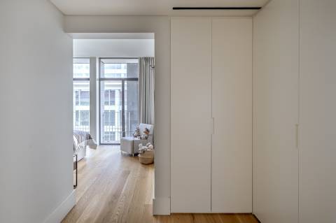 Apartamento T5 de luxo, com varanda, seis lugares de garagem e serviço de concierge localizado no coração do Saldanha, em Lisboa.