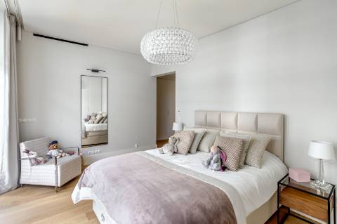 Apartamento T5 de luxo, com varanda, seis lugares de garagem e serviço de concierge localizado no coração do Saldanha, em Lisboa.