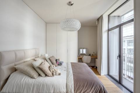 Apartamento T5 de luxo, com varanda, seis lugares de garagem e serviço de concierge localizado no coração do Saldanha, em Lisboa.