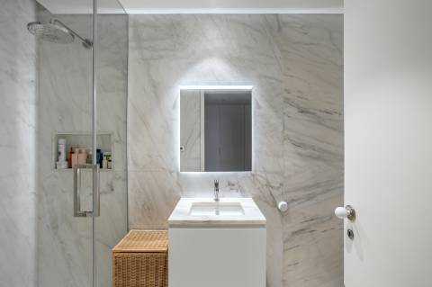 Apartamento T5 de luxo, com varanda, seis lugares de garagem e serviço de concierge localizado no coração do Saldanha, em Lisboa.