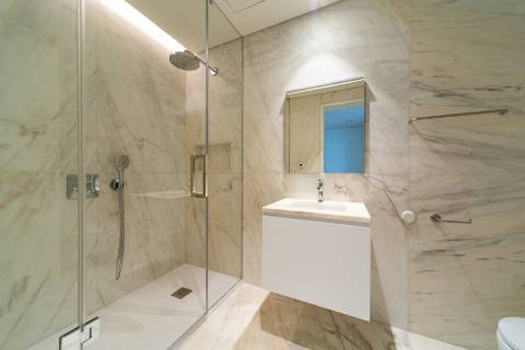 Apartamento T5 de luxo, com varanda, seis lugares de garagem e serviço de concierge localizado no coração do Saldanha, em Lisboa.