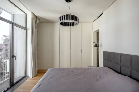 Apartamento T5 de luxo, com varanda, seis lugares de garagem e serviço de concierge localizado no coração do Saldanha, em Lisboa.