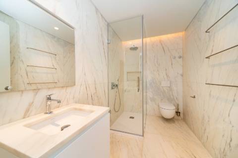 Apartamento T5 de luxo, com varanda, seis lugares de garagem e serviço de concierge localizado no coração do Saldanha, em Lisboa.