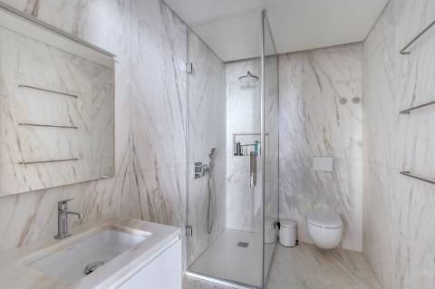 Apartamento T5 de luxo, com varanda, seis lugares de garagem e serviço de concierge localizado no coração do Saldanha, em Lisboa.